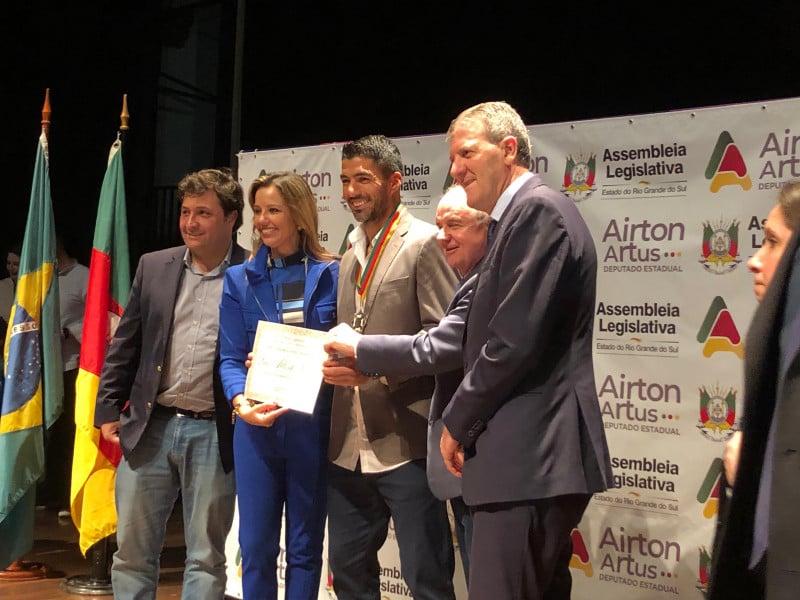 Jogador uruguaio recebeu a maior honraria concedida pelo Parlamento gaúcho