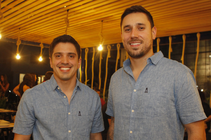 Os sócios Marcos Bueno e Guilherme Santos, na recepção de inauguração do restaurante Amorim 