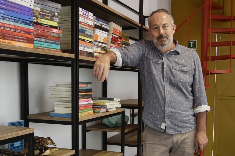 Novidade no Bom Fim, a Livraria Clareira &eacute; comandada por Fl&aacute;vio Ilha, jornalista e escritor Foto: FERNANDA FELTES/JC