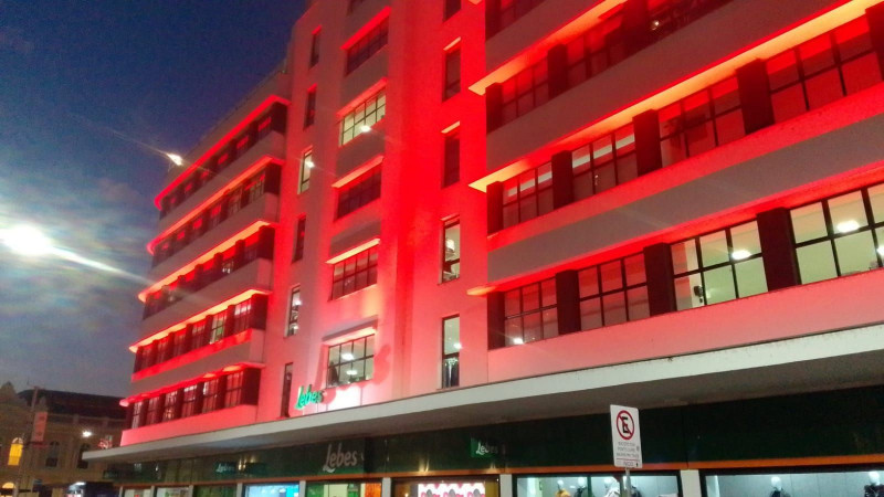 Vermelho na fachada da loja reforça  doação de sangue e prevenção a Aids/ISTs