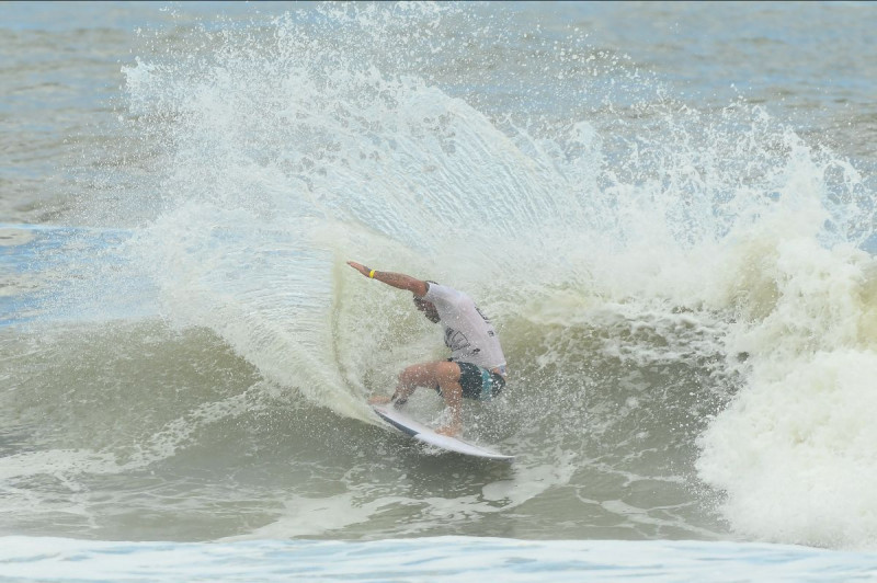 Campeonato de surfe em Balneário Camboriú tem ondas de até 1 m