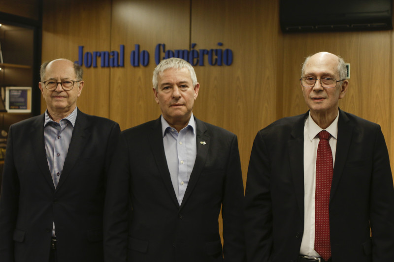 Diplomata Daniel Zonshine (c) esteve no JC acompanhado dos dirigentes da Federação Israelita Albert Poziomyck e Roberto Wofchuk (d)