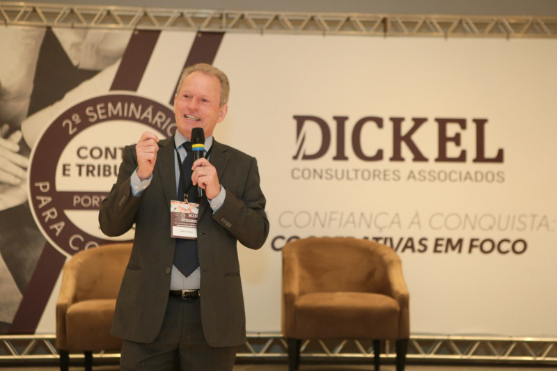 Dickel se ressente de não haver uma formação universitária voltada ao cooperativismo