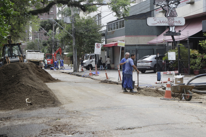 As obras de revitalização do leito e das calçadas chegaram nos bairros