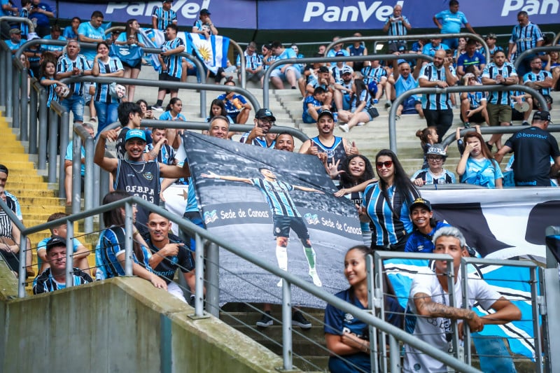 Suárez marca em sua despedida, Grêmio derrota Vasco e volta ao G-4 do Brasileirão