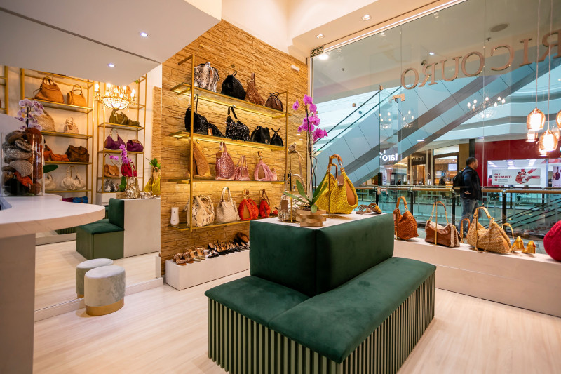 {'nm_midia_inter_thumb1':'https://www.jornaldocomercio.com/_midias/jpg/2023/12/03/206x137/1_minuto_varejo_tricouro_bourbon_country_jornal_do_comercio_3-10406609.jpg', 'id_midia_tipo':'2', 'id_tetag_galer':'', 'id_midia':'656d19b04d146', 'cd_midia':10406609, 'ds_midia_link': 'https://www.jornaldocomercio.com/_midias/jpg/2023/12/03/minuto_varejo_tricouro_bourbon_country_jornal_do_comercio_3-10406609.jpg', 'ds_midia': 'Minuto Varejo - loja Bourbon Country - grupo Zaffari - Tricouro - couro - bolsas acessórios - moda - Porto Alegre', 'ds_midia_credi': 'RENAN COSTANTIN/DIVULGAÇÃO/JC', 'ds_midia_titlo': 'Minuto Varejo - loja Bourbon Country - grupo Zaffari - Tricouro - couro - bolsas acessórios - moda - Porto Alegre', 'cd_tetag': '1', 'cd_midia_w': '800', 'cd_midia_h': '533', 'align': 'Left'}