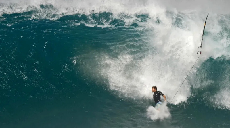 Surfista João Chianca sofre queda e é socorrido inconsciente no Havaí