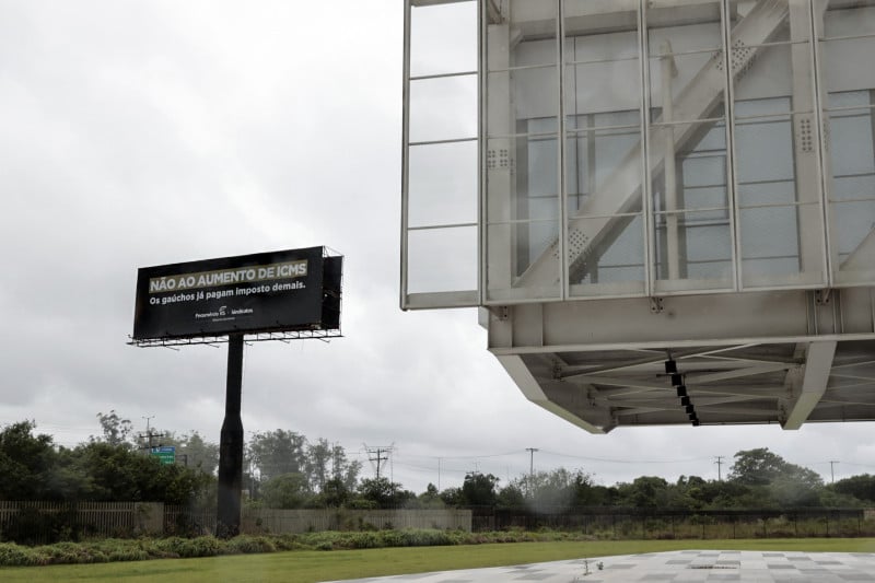 Outdoor da Fecomércio-RS mostra posição contrária: "Gaúchos já pagam imposto demais"