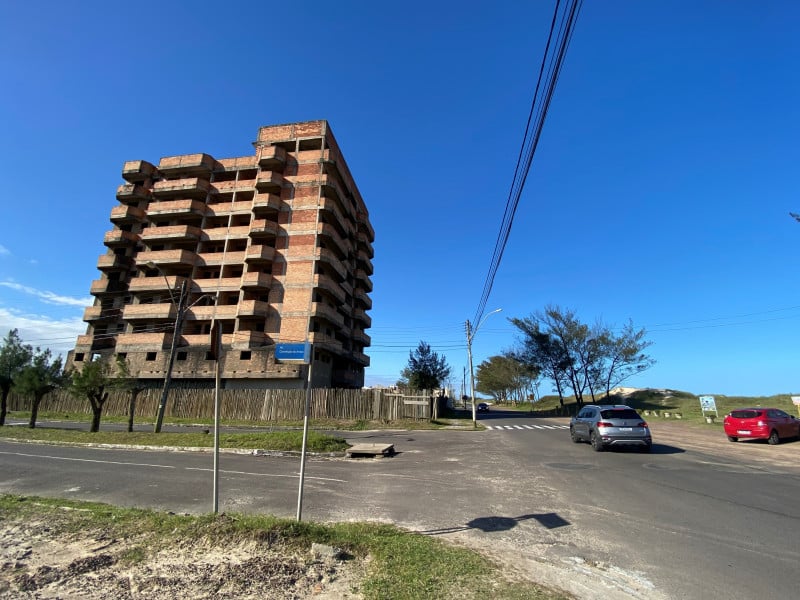 Local previa até mesmo um restaurante no último andar com vista para a praia