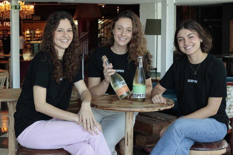 Rafaela, Vanessa e Manoela s&atilde;o as s&oacute;cias da marca de vinhos Suspeito Foto: T&Acirc;NIA MEINERZ/JC