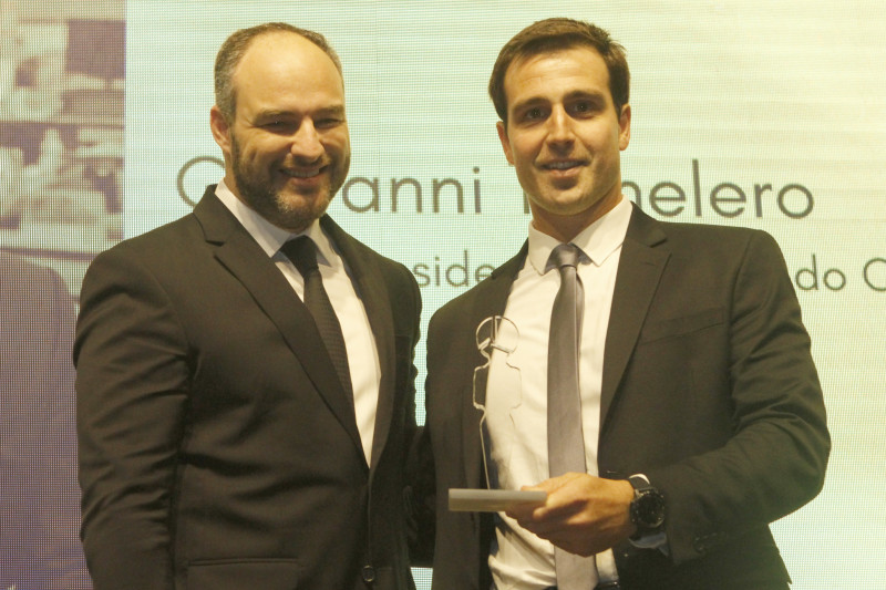 Prêmio Destaques do Setor de Energias Renováveis de 2023 – Sindienergia-RS destacou o Jornal do Comércio, representado por Giovanni Jarros Tumelero na premiação