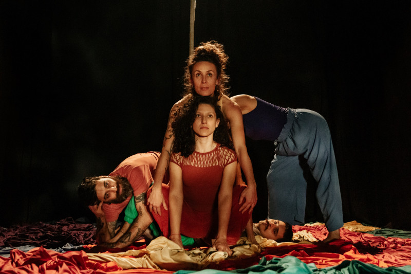 Apresentação que une arte, dança aérea e interação direta com o público acontece no sábado (9) e domingo (10)