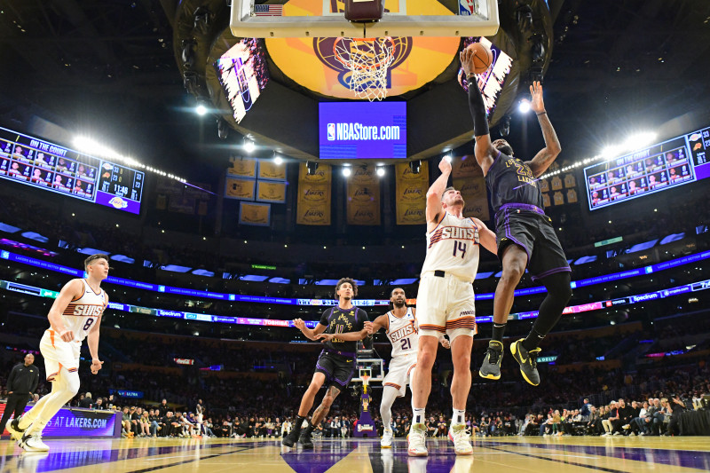 LeBron lidera Lakers rumo à semi da NBA Cup com 'triple–double' e 'timeout' polêmico
