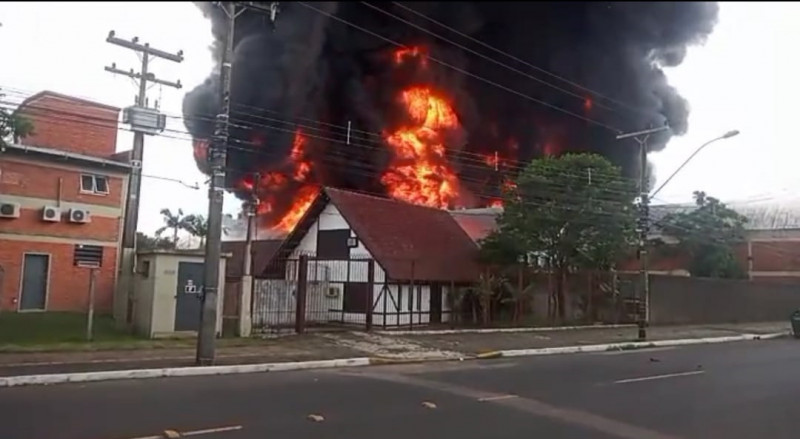 Fogo atingiu o Centro de Reciclagem Oliveira Papéis