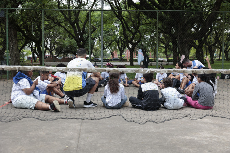 Por meio do tênis, projeto social ensina valores com base nas Olimpíadas