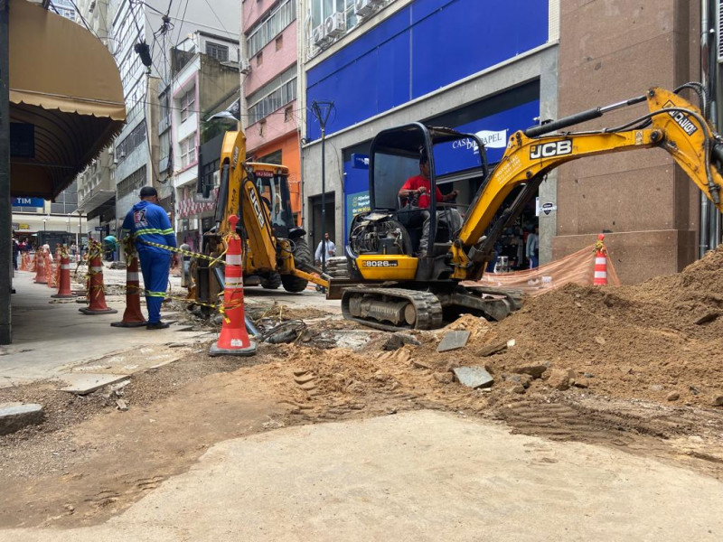 Maquinários estão dificultando a circulação das pessoas e prejudicando o dia a dia dos comerciantes