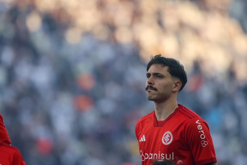 Meia Maurício não garante permanência e pode ser negociado em breve