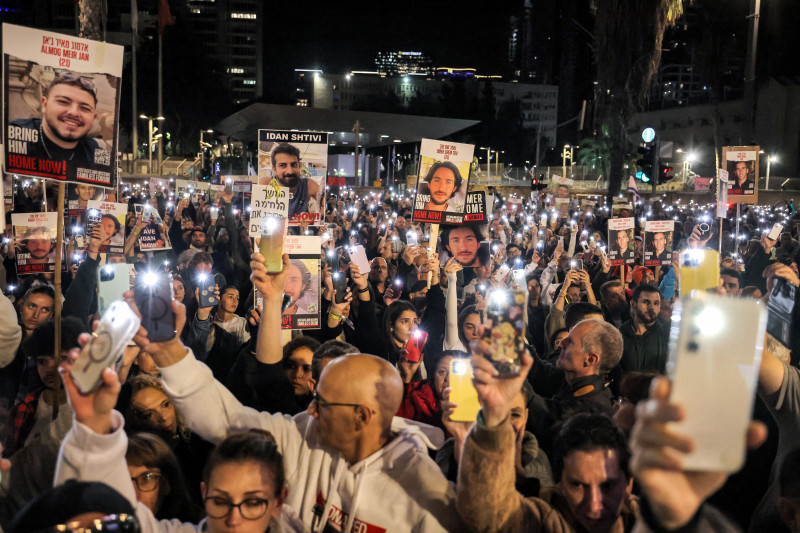 Protesto em Tel Aviv mostra resultados do conflito, com milhares de vidas perdidas na região