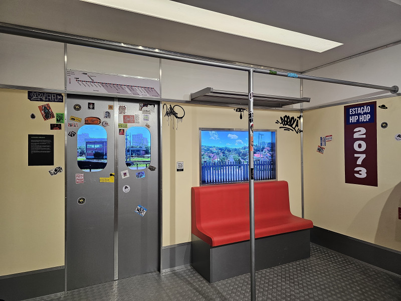 {'nm_midia_inter_thumb1':'https://www.jornaldocomercio.com/_midias/jpg/2023/12/10/206x137/1_museu_do_hip_hop_rs___inauguracao_museu_do_hip_hop_rs___hip_hop___porto_alegre___vila_ipiranga__7_-10412676.jpg', 'id_midia_tipo':'2', 'id_tetag_galer':'', 'id_midia':'657632435a5a0', 'cd_midia':10412676, 'ds_midia_link': 'https://www.jornaldocomercio.com/_midias/jpg/2023/12/10/museu_do_hip_hop_rs___inauguracao_museu_do_hip_hop_rs___hip_hop___porto_alegre___vila_ipiranga__7_-10412676.jpg', 'ds_midia': 'Museu do Hip Hop RS - inaugura&ccedil;&atilde;o Museu do Hip Hop RS - hip-hop - Porto Alegre - Vila Ipiranga', 'ds_midia_credi': 'Maria Welter/Especial/JC', 'ds_midia_titlo': 'Museu do Hip Hop RS - inaugura&ccedil;&atilde;o Museu do Hip Hop RS - hip-hop - Porto Alegre - Vila Ipiranga', 'cd_tetag': '1', 'cd_midia_w': '800', 'cd_midia_h': '600', 'align': 'Left'}