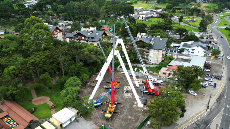 Estrutura da roda-gigante se ergue em meio à área urbana de Canela, na Serra Gaúcha