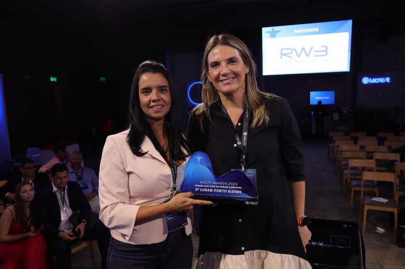 Leticia Batistela, presidente da Procempa (à direita), recebeu o troféu no Rio de Janeiro