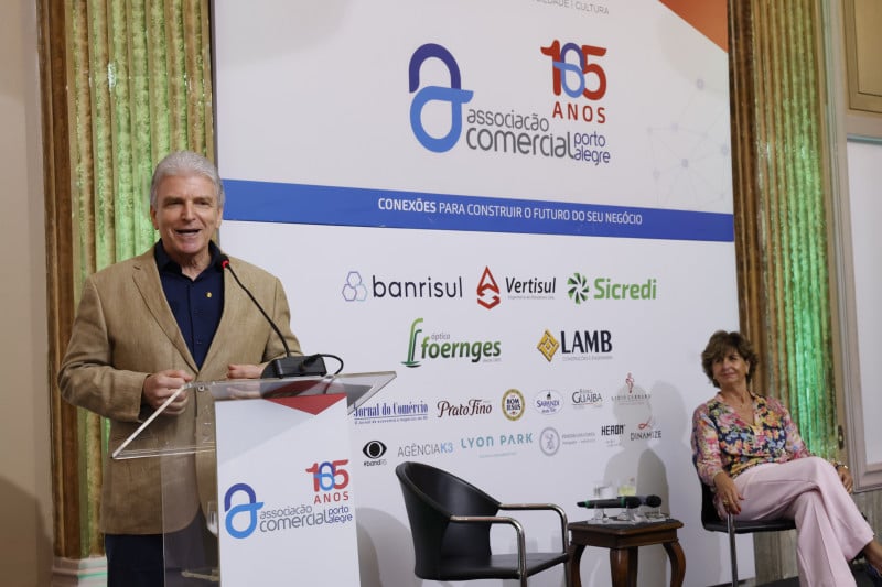 Gilberto Schwartsmann, com a presidente da ACPA, Suzana Vellinho Englert, participou do último Menu POA de 2023
