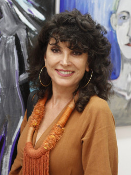 Cynthia Feyh Jappur é uma das 36 artistas visuais que está participando da exposição "Babel, Caos Adentro", com curadoria de Denise Giacomoni, que acaba de inaugurar no Espaço Cultural Correios, que ficará aberta à visitação, até 3 de fevereiro de 2024