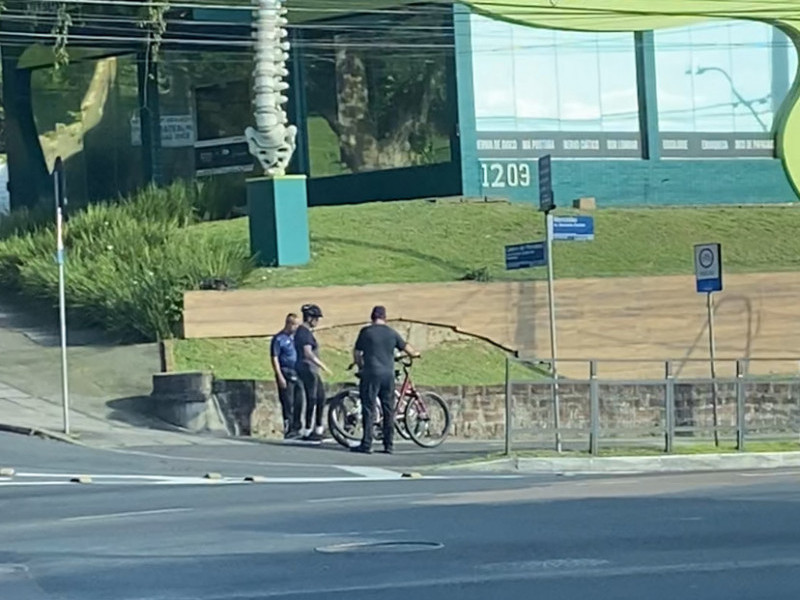 Dilma Rousseff foi vista pedalando pela orla do Guaíba na manhã desta terça-feira