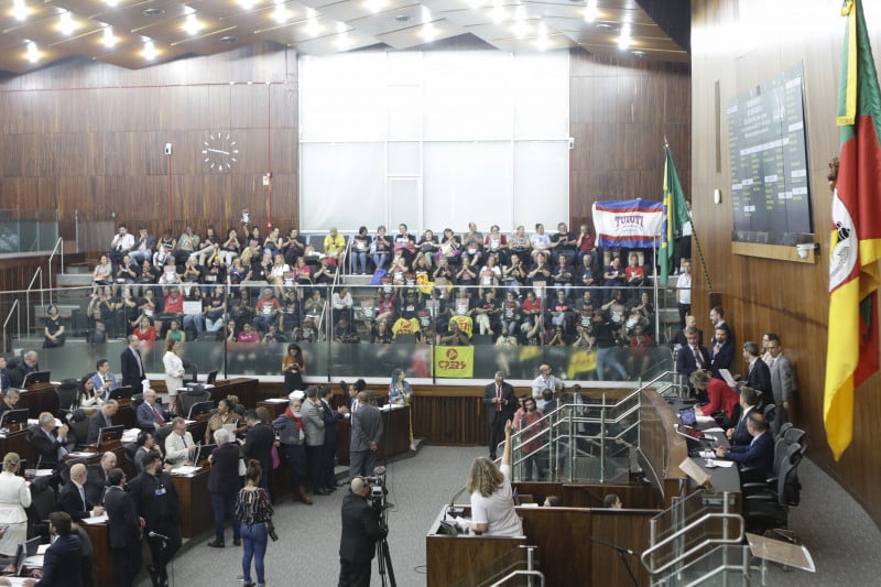 Deputados aprovam pacote de Leite para educação