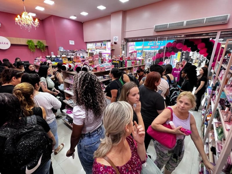 {'nm_midia_inter_thumb1':'https://www.jornaldocomercio.com/_midias/jpg/2023/12/12/206x137/1_minuto_varejo_ex_hugo_beauty_vira_loja_cosmeticos_tudo_em_make_lotada_centro_porto_alegre_jornal_do_comercio-10414132.jpg', 'id_midia_tipo':'2', 'id_tetag_galer':'', 'id_midia':'6578633141f95', 'cd_midia':10414132, 'ds_midia_link': 'https://www.jornaldocomercio.com/_midias/jpg/2023/12/12/minuto_varejo_ex_hugo_beauty_vira_loja_cosmeticos_tudo_em_make_lotada_centro_porto_alegre_jornal_do_comercio-10414132.jpg', 'ds_midia': 'Minuto Varejo - Centro Histórico - prédio escola Hugo Beauty - loja Tudo em Make - rua Floriano Peixoto - cosméticos - beleza - consumo - tudo por R$ 12,00  - lotada de clientes', 'ds_midia_credi': 'PATRÍCIA COMUNELLO/ESPECIAL/JC', 'ds_midia_titlo': 'Minuto Varejo - Centro Histórico - prédio escola Hugo Beauty - loja Tudo em Make - rua Floriano Peixoto - cosméticos - beleza - consumo - tudo por R$ 12,00  - lotada de clientes', 'cd_tetag': '1', 'cd_midia_w': '800', 'cd_midia_h': '600', 'align': 'Left'}