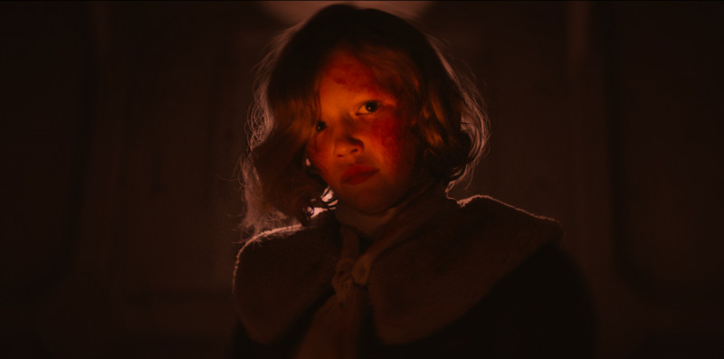 Filme de terror A Maldição do Queen May, estrelado por Alice Eve, chega aos cinemas brasileiros nesta quinta-feira (16)