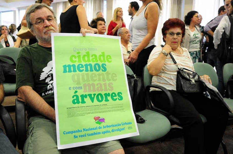 Cardia (E) mobilizou atos em defesa do patrimônio ecológico da cidade