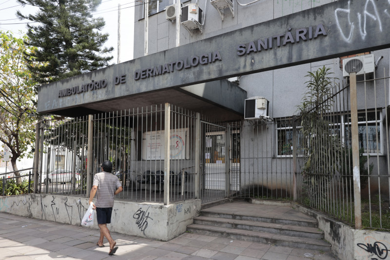 {'nm_midia_inter_thumb1':'https://www.jornaldocomercio.com/_midias/jpg/2023/12/14/206x137/1_tm_141223_clinica__1_-10417387.jpg', 'id_midia_tipo':'2', 'id_tetag_galer':'', 'id_midia':'657b45fede7ea', 'cd_midia':10417387, 'ds_midia_link': 'https://www.jornaldocomercio.com/_midias/jpg/2023/12/14/tm_141223_clinica__1_-10417387.jpg', 'ds_midia': 'Ambulatório de Dermatologia Sanitária. SUS. Saúde Pública. Fachada do posto de atendimento.', 'ds_midia_credi': 'TÂNIA MEINERZ/JC', 'ds_midia_titlo': 'Ambulatório de Dermatologia Sanitária. SUS. Saúde Pública. Fachada do posto de atendimento.', 'cd_tetag': '1', 'cd_midia_w': '800', 'cd_midia_h': '533', 'align': 'Left'}