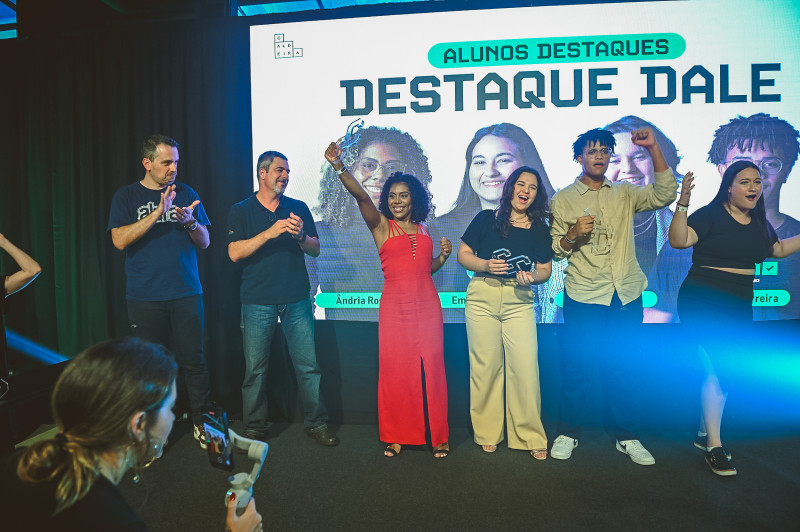 Alunos que se destacaram nas trilhas receberam premiação especial na cerimônia