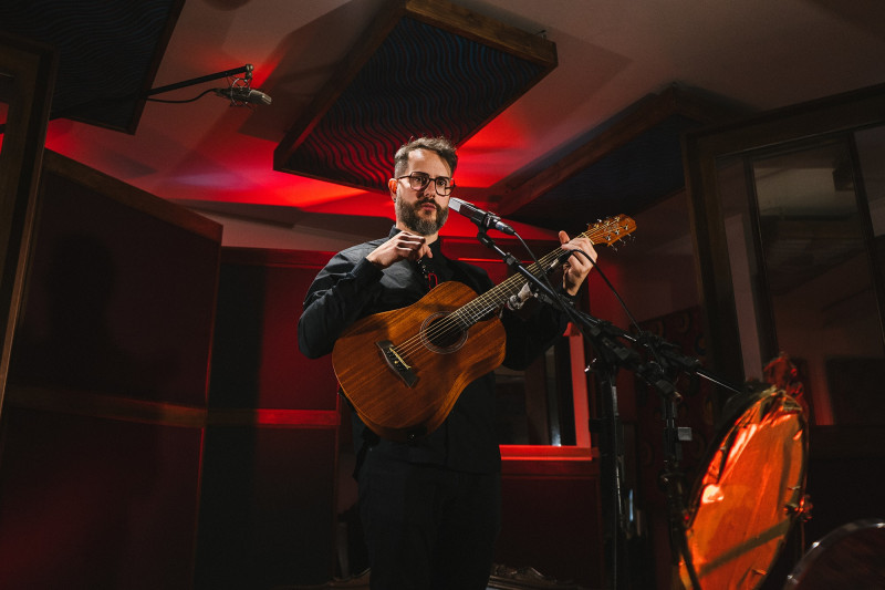 Músico e compositor André Paz explora o amor enquanto tema no seu EP Cabeça<Coração