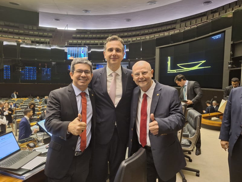Bohn Gass celebrou aprovação, no plenário (foto), em companhia do líder do governo, Randolfe Rodrigues (esq.), e do presidente do Congresso Nacional, Rodrigo Pacheco (centro)