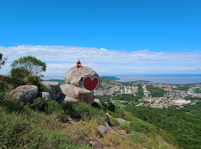 O ponto mais famoso da trilha no Morro do Tapera é a Pedra do Rei