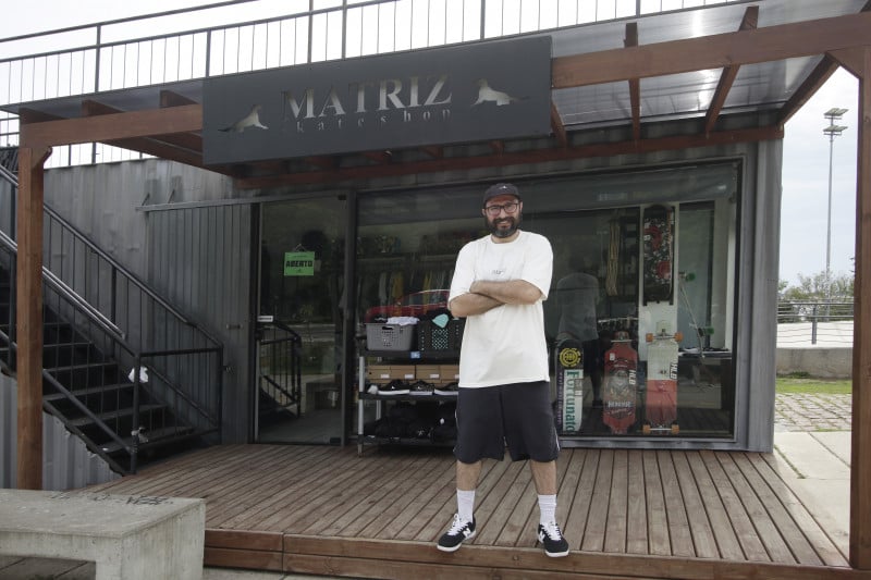 Bruno Simonetto Dal Pozzolo &eacute; gerente operacional da Matriz Skate Shop na Orla Foto: FERNANDA FELTES/JC