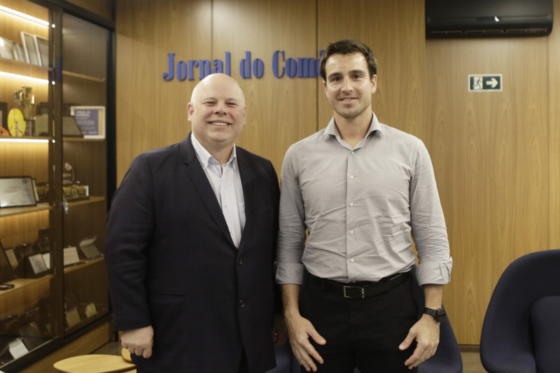 André Thozeski, presidente do Sindicato dos Corretores de Seguros do Rio Grande do Sul (Sincor/RS) foi recebido pelo presidente do Jornal do Comércio, Giovanni Jarros Tumelero