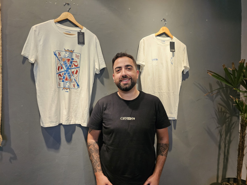 Cristiano Eibs &eacute; o nome por tr&aacute;s da Offish, marca de camisetas Foto: GIOVANNA SOMMARIVA/ESPECIAL/JC