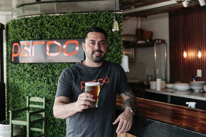 Taiguar Araújo é um dos sócios no Pardo, novo bar que opera no Trecho 1 da orla do Guaíba Foto: TÂNIA MEINERZ/JC
