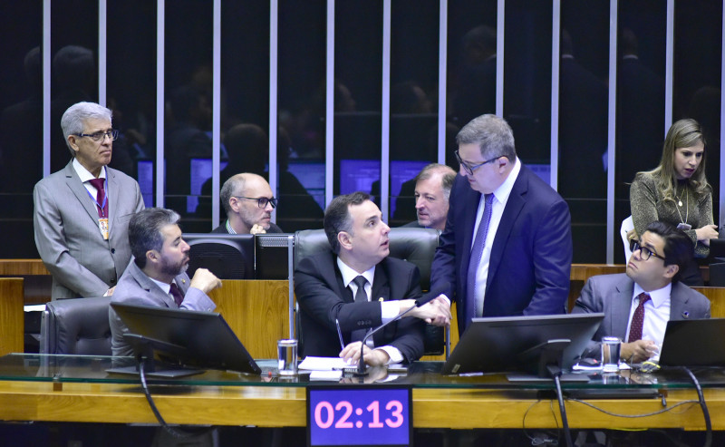 Lula veta R$ 5,6 bi em emendas no Orçamento, diz relator