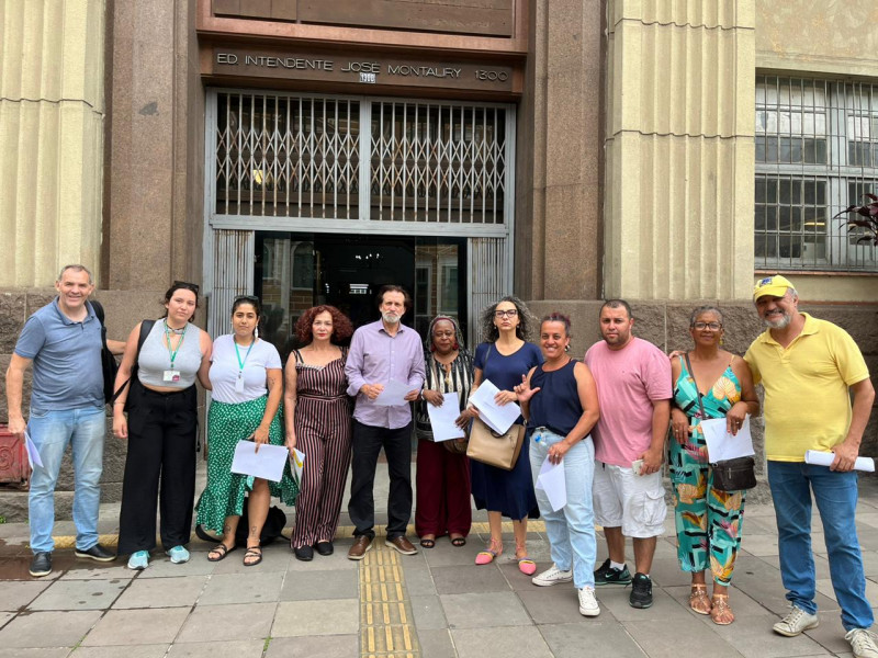 Parlamentares e entidades da sociedade civil entraram com o pedido no Ministério público