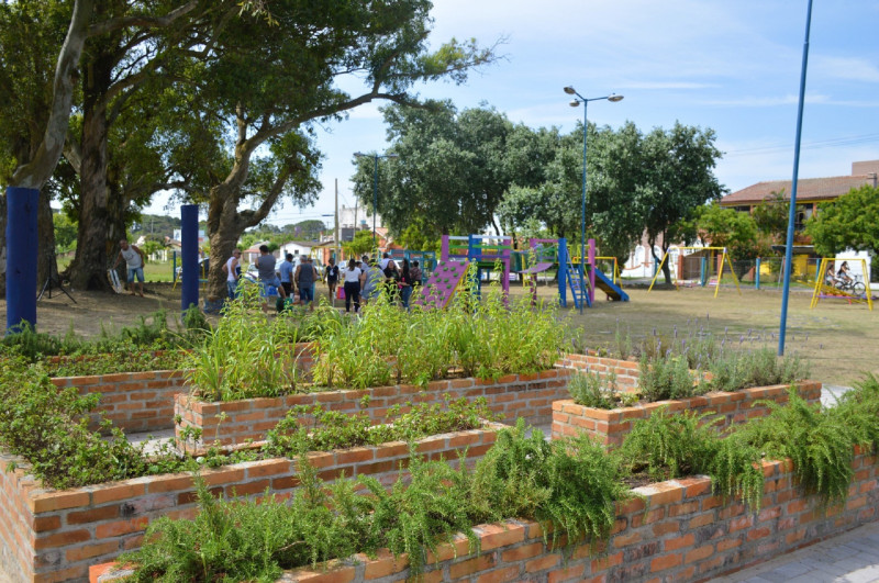 Além de brinquedos desenvolvidos ao público, um jardim sensorial, com ervas, foi criado no espaço