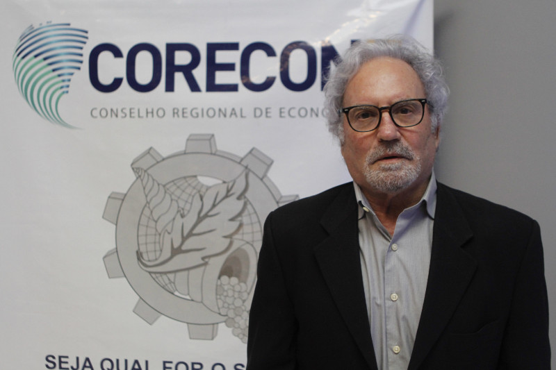 Darcy recebeu o Prêmio Economista do Ano de 2024 pelo Corecon-RS