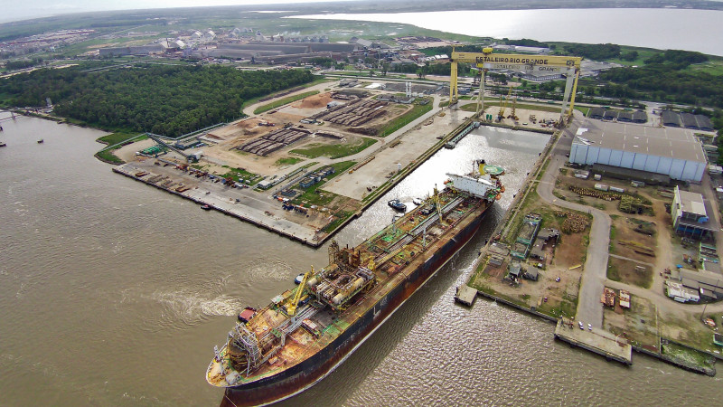 Plataforma P-32 chegou o Estaleiro Rio Grande no fim de 2023, mas depende de limpeza para ser transformada em sucata