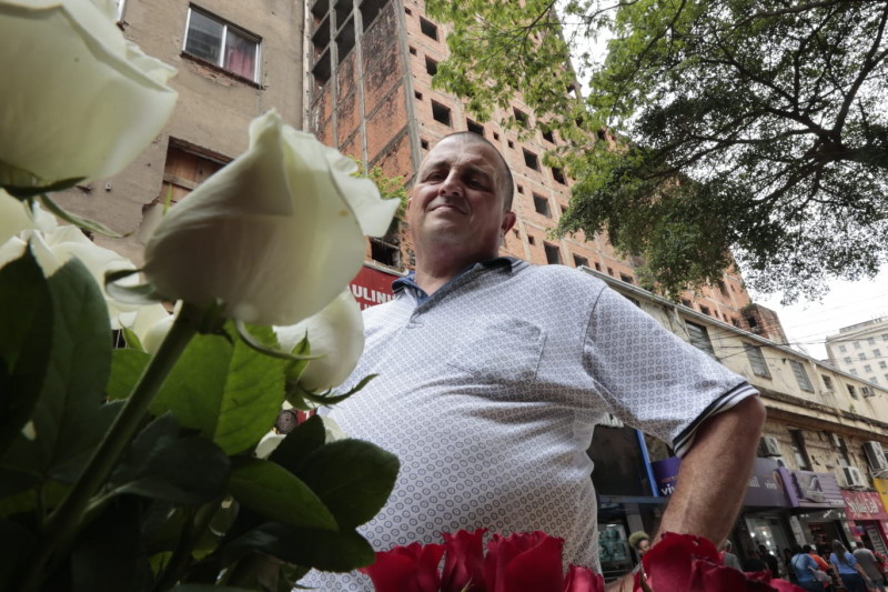 Humberto Kessler trabalha em frente ao esqueletão desde 1998