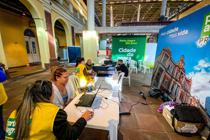 O último mutirão de atendimento presencial do Demhab acontece no Mercado Público de Porto Alegre até esta sexta-feira