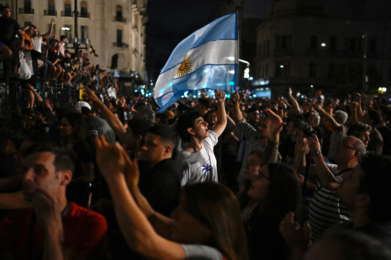Milhares de argentinos foram às ruas, desafiando proibição a protestos; no entanto, volume foi mais tímido que o habitual