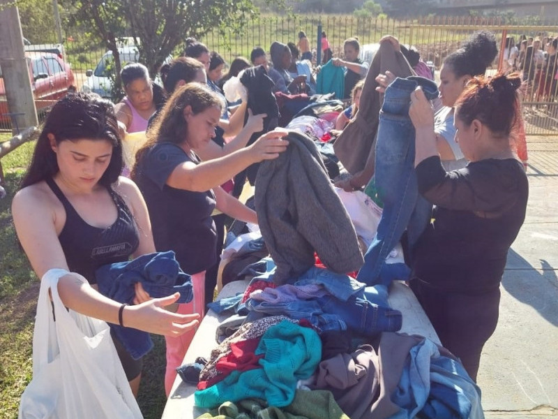 Comunidade da Ilha Grande dos Marinheiros, em Porto Alegre, separa roupas e agasalhos doados pela comunidade Marista